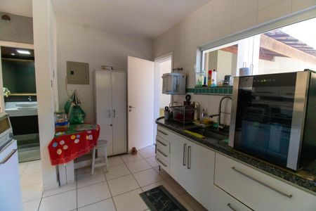 Casa à venda com 220m², 4 quartos e 2 vagas Casa à venda com 220m², 4 quartos e 2 vagasCozinha