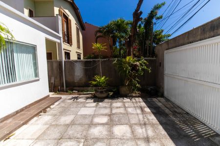 Casa à venda com 220m², 4 quartos e 2 vagas Casa à venda com 220m², 4 quartos e 2 vagasÁrea externa
