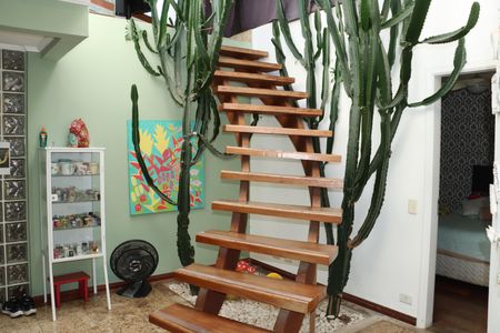 Casa de condomínio para alugar com 700m², 6 quartos e 4 vagasEscada