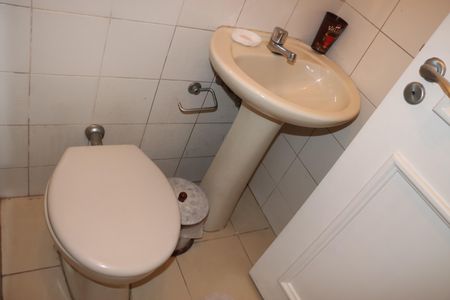 Casa de condomínio para alugar com 700m², 6 quartos e 4 vagasBanheiro de Serviço