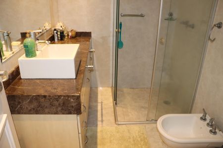 Casa de condomínio para alugar com 700m², 6 quartos e 4 vagasBanheiro da Suíte 5