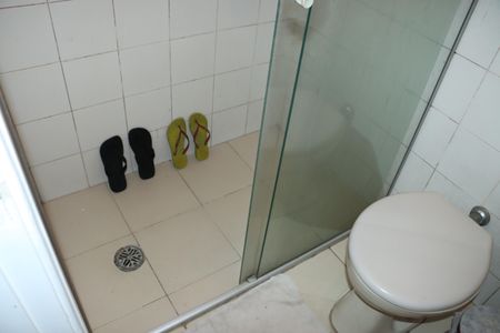 Casa de condomínio para alugar com 700m², 6 quartos e 4 vagasBanheiro de Serviço