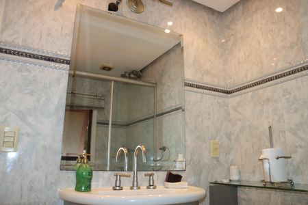 Casa de condomínio para alugar com 700m², 6 quartos e 4 vagasBanheiro da Suíte 1