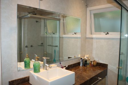 Casa de condomínio para alugar com 700m², 6 quartos e 4 vagasBanheiro da Suíte 5