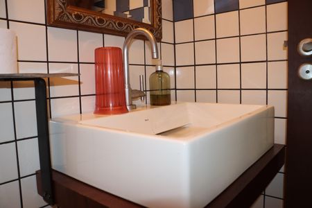 Casa de condomínio para alugar com 700m², 6 quartos e 4 vagasBanheiro da Área Gourmet