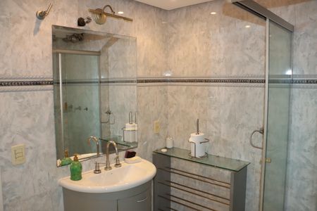 Casa de condomínio para alugar com 700m², 6 quartos e 4 vagasBanheiro da Suíte 1