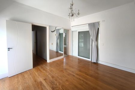 Casa de condomínio à venda com 459m², 6 quartos e 4 vagas Casa de condomínio à venda com 459m², 6 quartos e 4 vagasQuarto Suíte 3