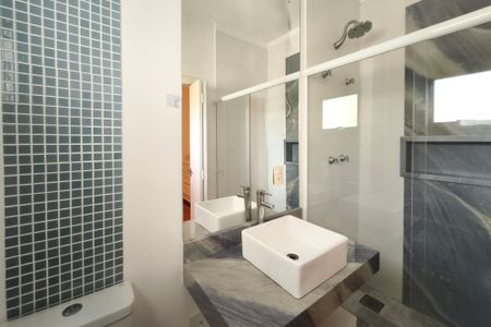 Casa de condomínio à venda com 459m², 6 quartos e 4 vagas Casa de condomínio à venda com 459m², 6 quartos e 4 vagasBanheiro Suíte