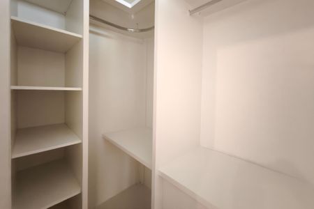 Casa de condomínio à venda com 459m², 6 quartos e 4 vagas Casa de condomínio à venda com 459m², 6 quartos e 4 vagasCloset Suíte 2