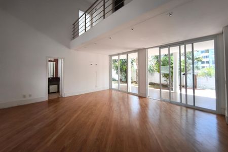 Casa de condomínio à venda com 459m², 6 quartos e 4 vagas Casa de condomínio à venda com 459m², 6 quartos e 4 vagasSala de Estar