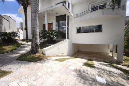 Casa de condomínio à venda com 459m², 6 quartos e 4 vagas Casa de condomínio à venda com 459m², 6 quartos e 4 vagasFachada