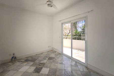 Casa de condomínio à venda com 459m², 6 quartos e 4 vagas Casa de condomínio à venda com 459m², 6 quartos e 4 vagasEscritório