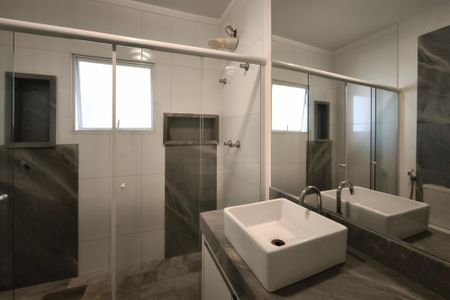 Casa de condomínio à venda com 459m², 6 quartos e 4 vagas Casa de condomínio à venda com 459m², 6 quartos e 4 vagasBanheiro Suíte 5