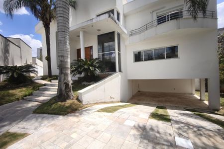 Casa de condomínio à venda com 459m², 6 quartos e 4 vagas Casa de condomínio à venda com 459m², 6 quartos e 4 vagasFachada