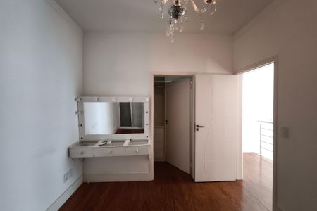 Casa de condomínio à venda com 459m², 6 quartos e 4 vagas Casa de condomínio à venda com 459m², 6 quartos e 4 vagasQuarto Suíte 2