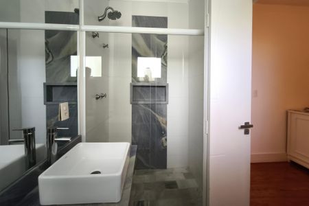 Casa de condomínio à venda com 459m², 6 quartos e 4 vagas Casa de condomínio à venda com 459m², 6 quartos e 4 vagasBanheiro Suíte