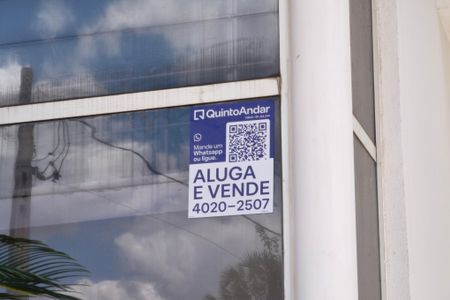 Casa de condomínio à venda com 459m², 6 quartos e 4 vagas Casa de condomínio à venda com 459m², 6 quartos e 4 vagasPLACA INSTALADA NA FACHADA