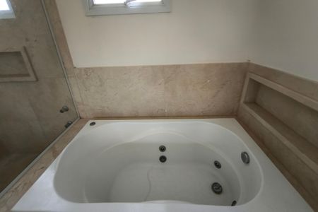 Casa de condomínio à venda com 459m², 6 quartos e 4 vagas Casa de condomínio à venda com 459m², 6 quartos e 4 vagasBanheiro Suíte 3