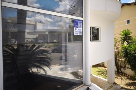 Casa de condomínio à venda com 459m², 6 quartos e 4 vagas Casa de condomínio à venda com 459m², 6 quartos e 4 vagasPLACA INSTALADA NA FACHADA