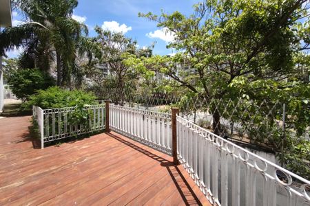 Casa de condomínio à venda com 459m², 6 quartos e 4 vagas Casa de condomínio à venda com 459m², 6 quartos e 4 vagasQuintal