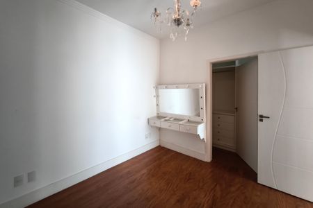 Casa de condomínio à venda com 459m², 6 quartos e 4 vagas Casa de condomínio à venda com 459m², 6 quartos e 4 vagasQuarto Suíte 2