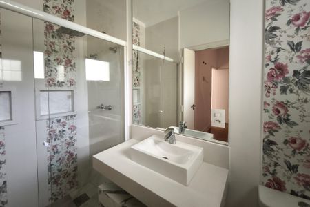 Casa de condomínio à venda com 459m², 6 quartos e 4 vagas Casa de condomínio à venda com 459m², 6 quartos e 4 vagasBanheiro Suíte 2