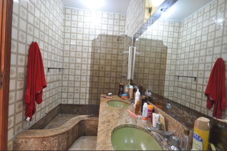 Casa à venda com 999m², 3 quartos e 8 vagasBanheiro da Suíte 1