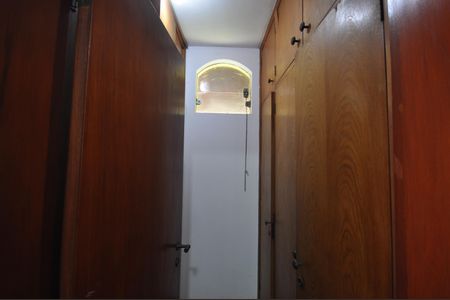 Casa à venda com 999m², 3 quartos e 8 vagasCorredor - Armários