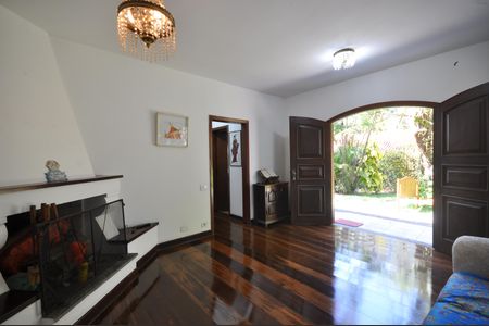 Casa à venda com 999m², 3 quartos e 8 vagasSala