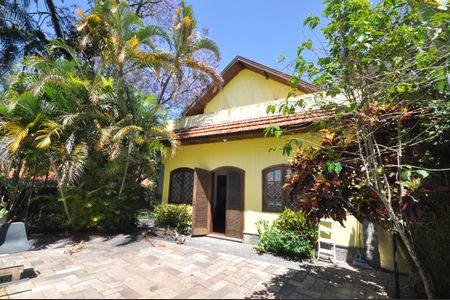 Casa à venda com 999m², 3 quartos e 8 vagasQuintal