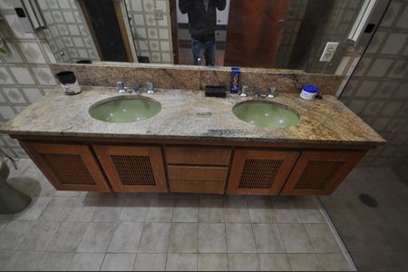 Casa à venda com 999m², 3 quartos e 8 vagasBanheiro da Suíte 2