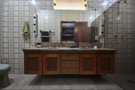 Casa à venda com 999m², 3 quartos e 8 vagasBanheiro da Suíte 2