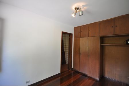 Casa à venda com 999m², 3 quartos e 8 vagasQuarto de Serviço