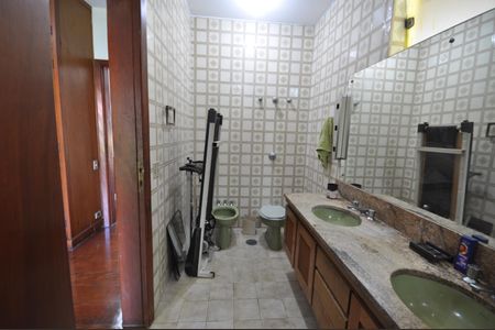 Casa à venda com 999m², 3 quartos e 8 vagasBanheiro da Suíte 2