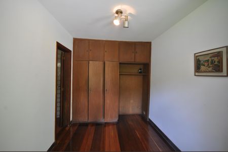 Casa à venda com 999m², 3 quartos e 8 vagasQuarto de Serviço