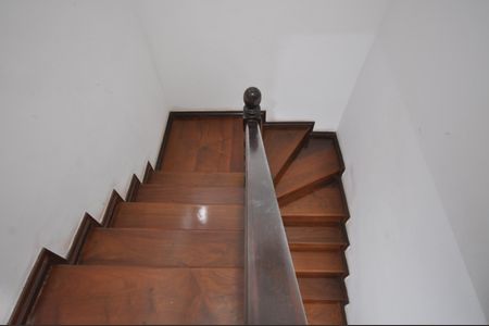 Casa à venda com 999m², 3 quartos e 8 vagasEscada