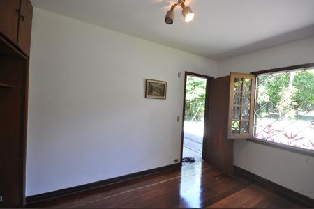 Casa à venda com 999m², 3 quartos e 8 vagasQuarto de Serviço