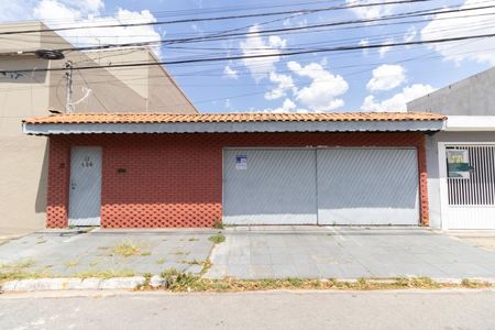 Casa à venda com 252m², 3 quartos e 4 vagas Casa à venda com 252m², 3 quartos e 4 vagasFachada