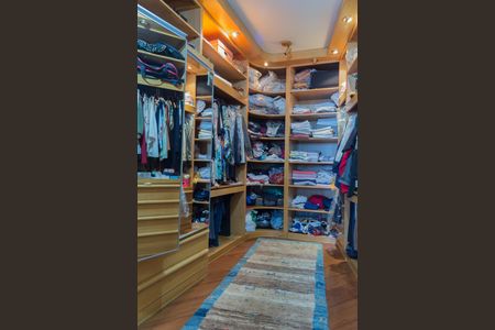 Casa à venda com 414m², 4 quartos e 6 vagasCloset da suíte 1