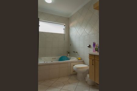 Casa à venda com 414m², 4 quartos e 6 vagasBanheiro da Suíte 1