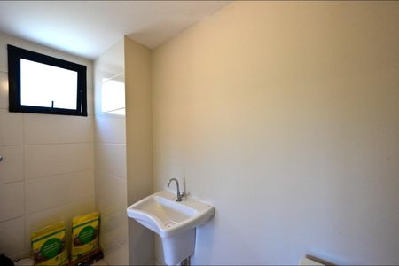 Apartamento à venda com 36m², 2 quartos e sem vaga Apartamento à venda com 36m², 2 quartos e sem vagaBanheiro Social