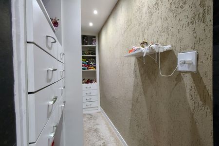 Casa de condomínio para alugar com 366m², 3 quartos e 3 vagasCloset 1 da suíte 