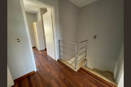 Casa de condomínio para alugar com 134m², 3 quartos e 2 vagasEscada