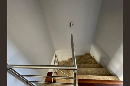 Casa de condomínio para alugar com 134m², 3 quartos e 2 vagasEscada