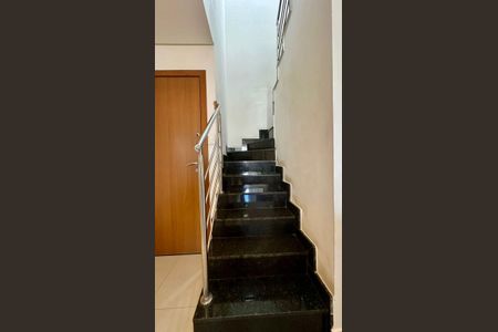 Apartamento à venda com 190m², 3 quartos e 2 vagas Apartamento à venda com 190m², 3 quartos e 2 vagasEscadas