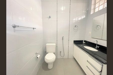 Casa à venda com 275m², 3 quartos e 2 vagasBanheiro suíte