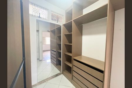 Casa à venda com 275m², 3 quartos e 2 vagasCloset