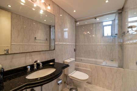 Apartamento à venda com 119m², 3 quartos e 2 vagas Apartamento à venda com 119m², 3 quartos e 2 vagasBanheiro da Suíte