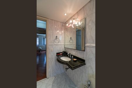 Apartamento à venda com 119m², 3 quartos e 2 vagas Apartamento à venda com 119m², 3 quartos e 2 vagasBanheiro da Suíte