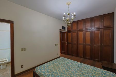 Apartamento à venda com 330m², 4 quartos e 5 vagasSuíte 2